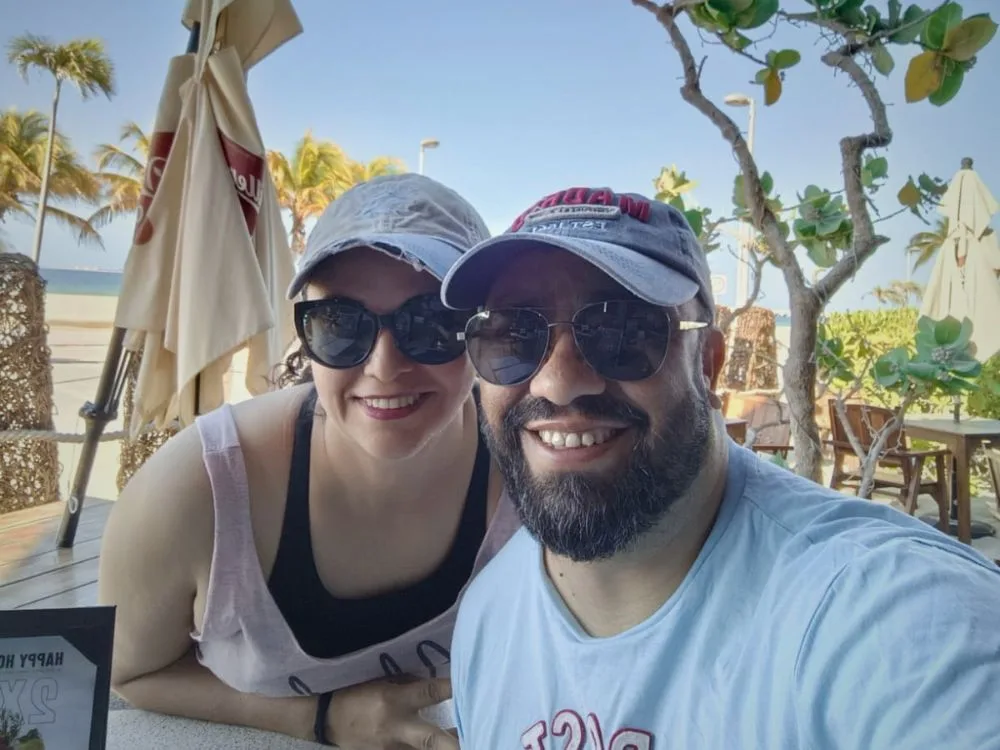 Rake y René trabajando en estrategia digital en Mérida